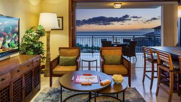 Apartment, 1 King Bed (Deluxe Apartment) | Living room | Flat-screen TV