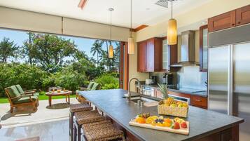 Suite, Multiple Beds (Suite with Terrace) | Private kitchen | Oven
