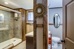 Shower, hair dryer, towels, shampoo - The Graycroft - Billiards, Karaoke, and Stage! (Nashville)