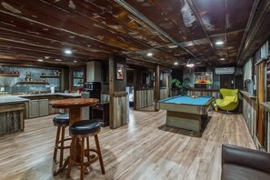 Dining - The Graycroft - Billiards, Karaoke, and Stage! (Nashville)