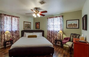 4 bedrooms, desk, iron/ironing board, free WiFi - The Graycroft - Billiards, Karaoke, and Stage! (Nashville)