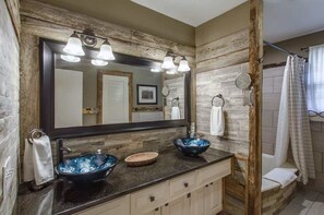 Hair dryer, towels - The Graycroft - Billiards, Karaoke, and Stage! (Nashville)