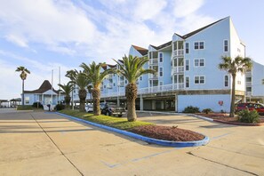 Exterior - Cute Condo - Steps from the Beach! (Galveston)