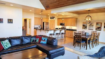 Smart TV, chimenea, reproductor de DVD y libros