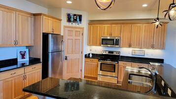 冰箱、微波炉、烤箱、炉灶