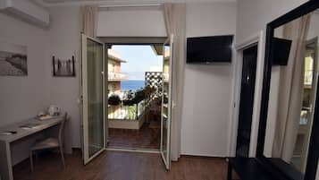 Habitación triple superior, vistas al mar | Vistas desde el alojamiento
