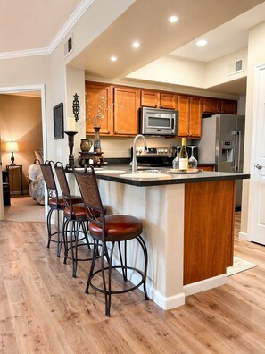 Jääkaappi, mikroaaltouuni, uuni, liesi