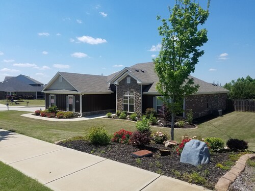 3 bed / 2.5 baths, great neighborhood