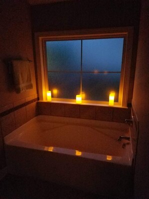 Ducha y bañera combinadas, secador de pelo, toallas y jabón