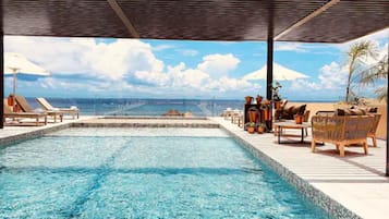 Piscine extérieure, parasols de plage