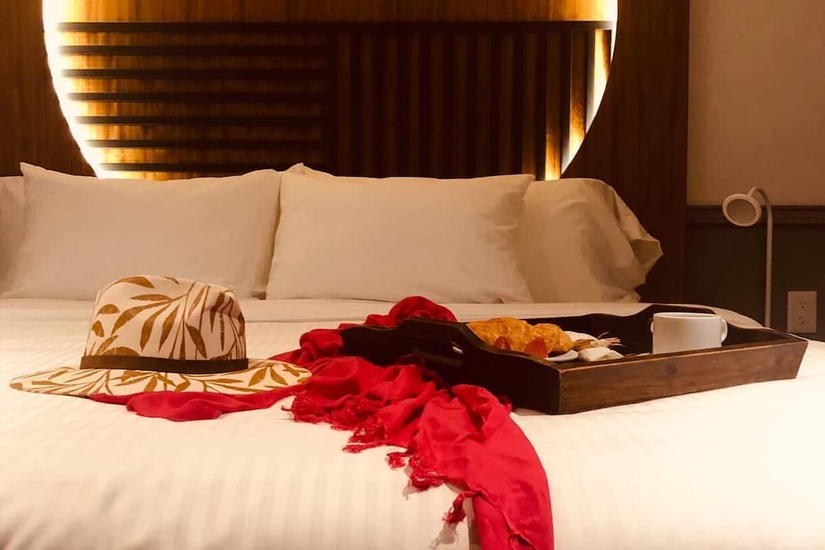 Cubrecamas, caja de seguridad en la habitación y ropa de cama