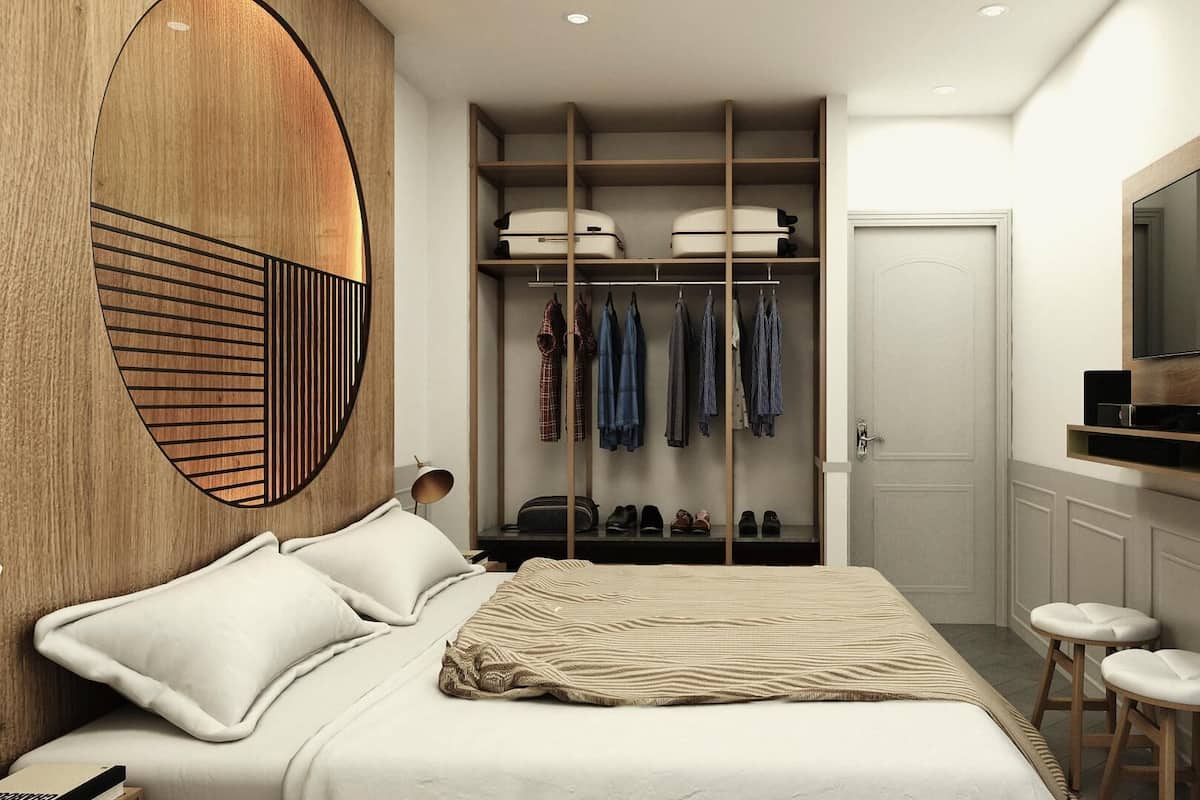 Cubrecamas, caja de seguridad en la habitación y ropa de cama