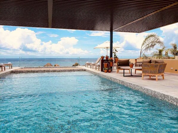 Alberca al aire libre y sombrillas en la alberca 