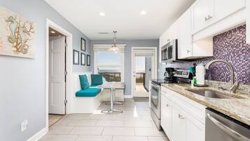 Réfrigérateur, cafetière/bouilloire