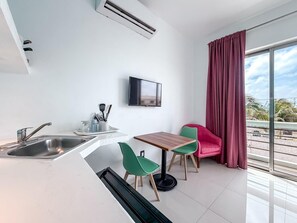 Dining - Just steps from downtown with balcony (Isla Mujeres)