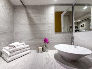 Shower - Just steps from downtown with balcony (Isla Mujeres)