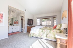 3 bedrooms, iron/ironing board, travel crib, free WiFi - $150/night for 31 days only ★ June 9-July 13th: 31-day min RENTAL ★ (Oceanside)