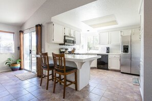 Fridge, microwave, oven, stovetop - $150/night for 31 days only ★ June 9-July 13th: 31-day min RENTAL ★ (Oceanside)