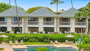Ein Hotel mit Poolbereich, mehreren Balkonen und Außenbereich.