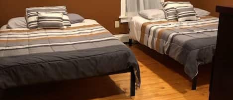 3 bedrooms, desk, WiFi, bed sheets