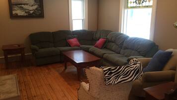 TV connectée, cheminée, livres, écrans d'ordinateur