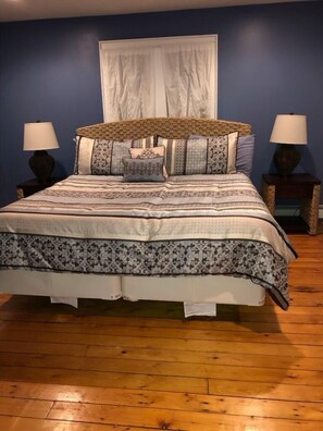 3 bedrooms, desk, WiFi, bed sheets