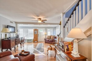 House, Multiple Beds (1 Fletcher Ln) | Living room