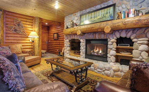 Cozy Silver Lake 2BR steps from lifts, dining, shops. Hot Tub, Pool, BBQ, WiFi