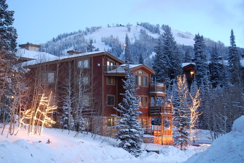Cozy Silver Lake 2BR steps from lifts, dining, shops. Hot Tub, Pool, BBQ, WiFi