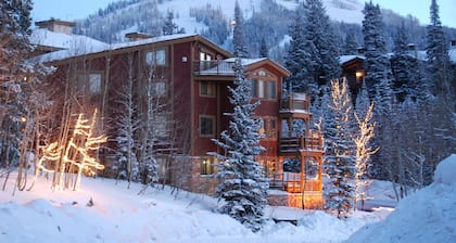 Cozy Silver Lake 2BR steps from lifts, dining, shops. Hot Tub, Pool, BBQ, WiFi