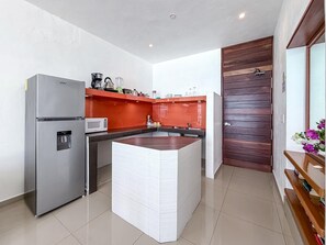 Réfrigérateur, four à micro-ondes, surface de cuisson, cafetière-théière