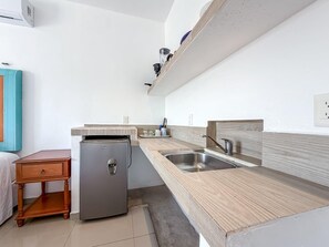 Mikrowelle, Wasserkocher mit Kaffee-/Teezubehör, Toaster