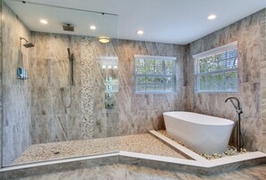Hair dryer, towels, soap, shampoo - ☆ Tampa Riverfront Villa ☆ Heated Pool / Hot Tub / Kayaks / Pool Table (Tampa)