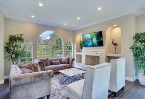 Smart TV, fireplace, table tennis - ☆ Tampa Riverfront Villa ☆ Heated Pool / Hot Tub / Kayaks / Pool Table (Tampa)