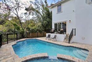 Utendørsbasseng og et oppvarmet basseng