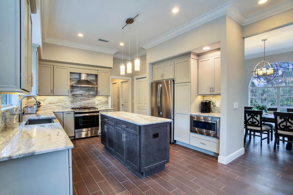 ** Tampa Riverfront Mansion ** Pool / Hot Tub / Kayaks / Pool Table