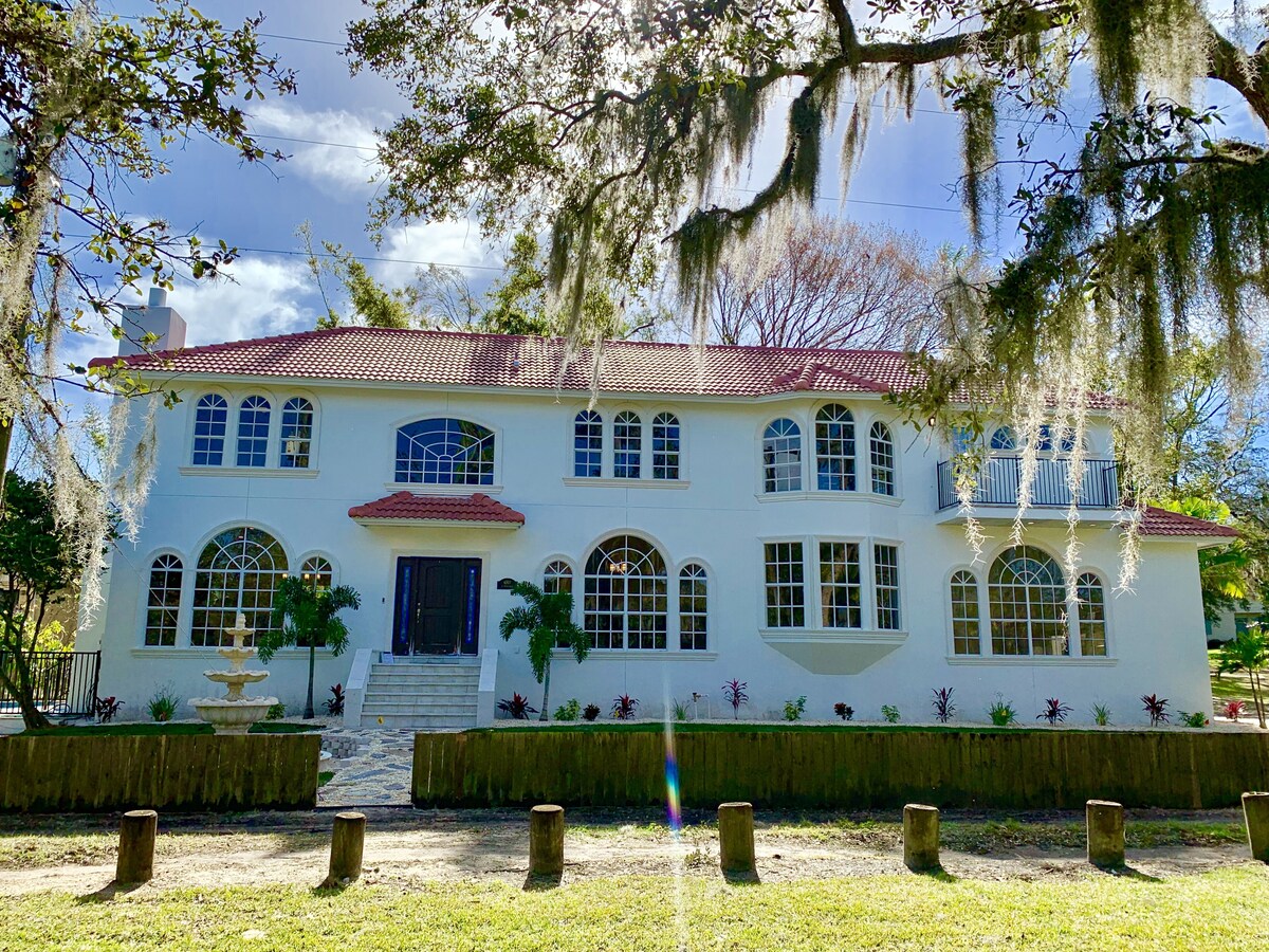 ** Tampa Riverfront Mansion ** Pool / Hot Tub / Kayaks / Pool Table