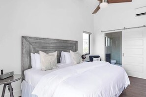 3 habitaciones, tabla de planchar con plancha y cuna de viaje