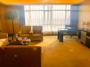 Deluxe Suite, 1 King Bed, Non Smoking | Minibar, desk, free WiFi, bed sheets - Ramada Wyndham Yingcheng (Xiaogan)
