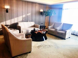 华丽套房, 1 张特大床, 无烟房 | 迷你吧、办公桌、免费 WiFi、床单