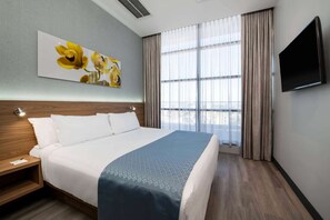 Ropa de cama hipoalergénica y caja de seguridad en la habitación 