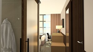 Een hotelkamer met een schuifdeur, een badjas hangend aan de muur, een bureau met een lamp, een stoel en een bank.