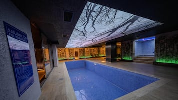 Sisäuima-allas avoinna 10.00–22.00, ilmaisia cabañoita, aurinkotuoleja