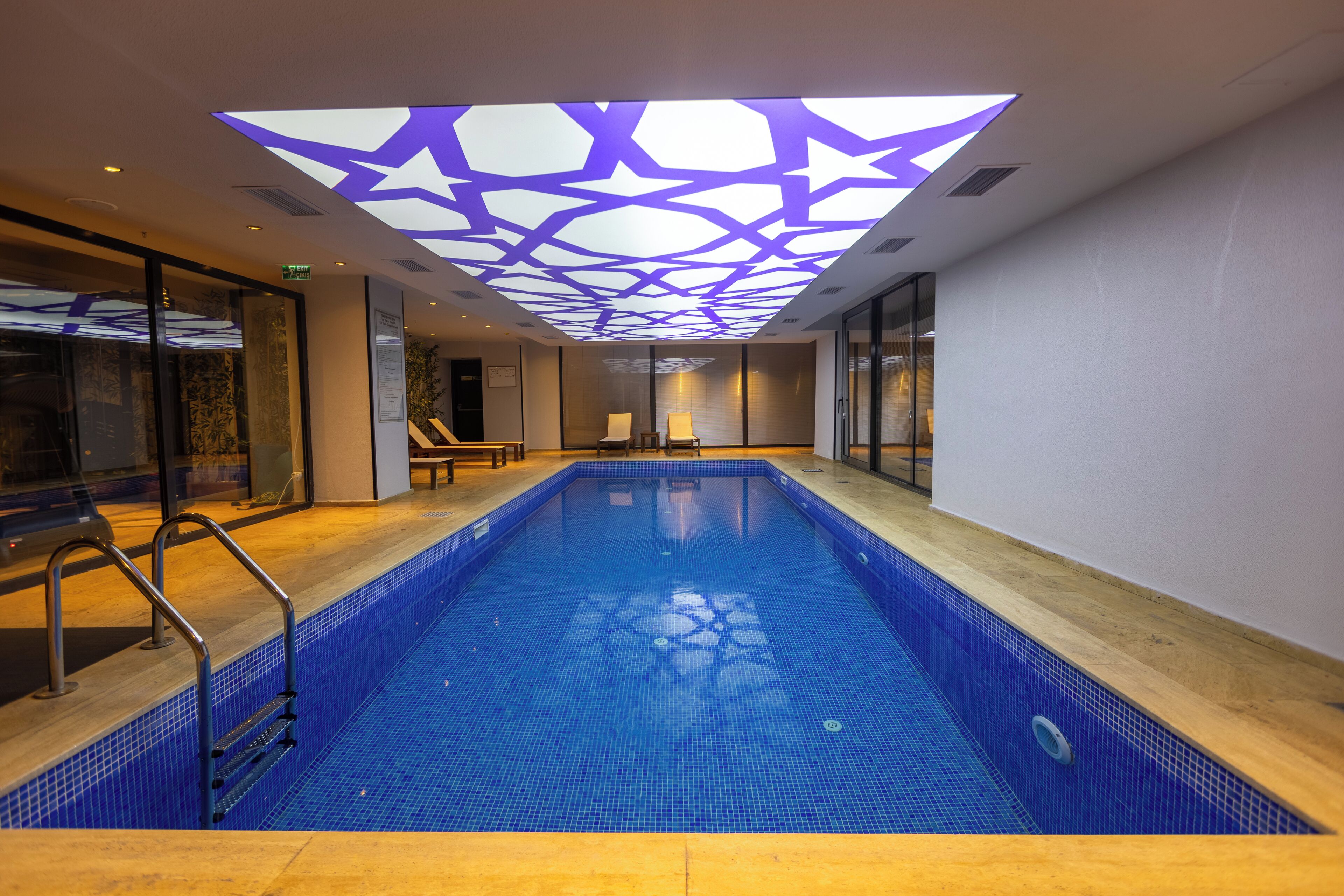 Una piscina cubierta (de 10:00 a 22:00), cabañas de piscina gratuitas