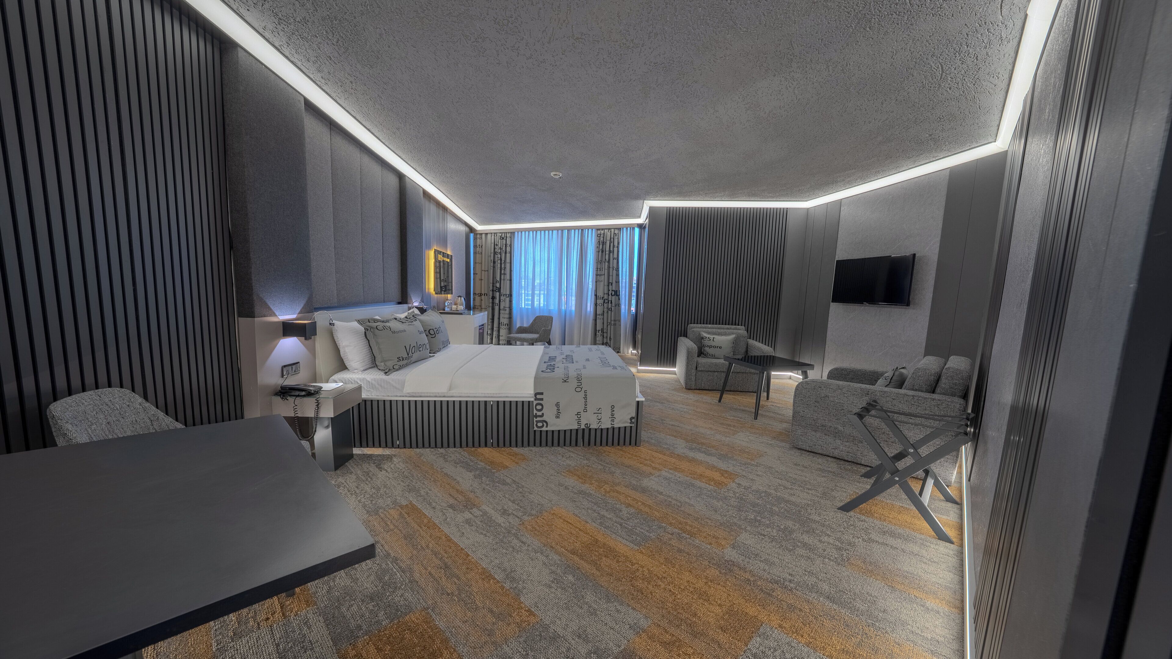 Habitación, 1 cama de matrimonio grande, no fumadores (Fitness Room) | Minibar, caja fuerte, escritorio y sistema de insonorización