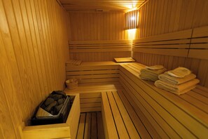 Suite, 1 cama de matrimonio grande, fumadores | Baño | Ducha y bañera combinadas y artículos de higiene personal ecológicos
