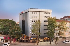 En modern byggnad med namnet ”WINDHAM” tydligt synligt på fasaden.