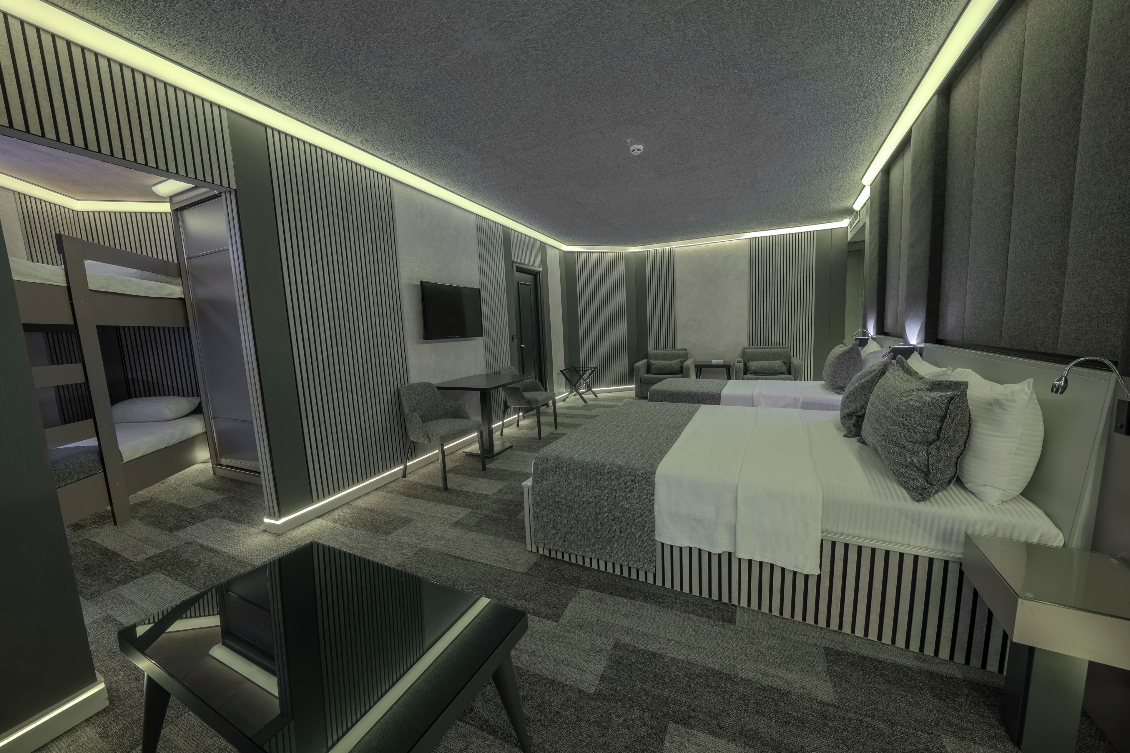Habitación familiar, varias camas, no fumadores (Connection) | Minibar, caja fuerte, escritorio y sistema de insonorización