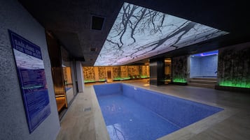Indoor pool, free cabanas, sun loungers