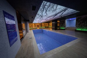 Piscine couverte, cabanons gratuits, chaises longues
